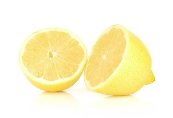 Limone affettato isolato su bianco — Foto Stock