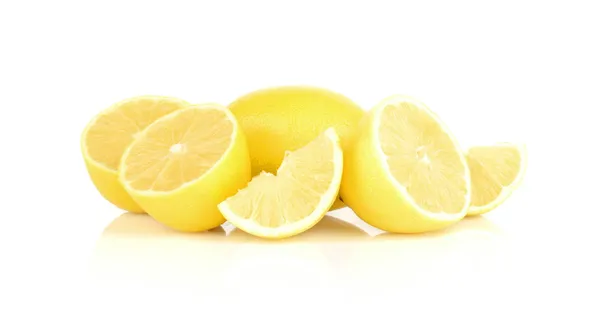Grupp av citroner isolerade på vitt — Stockfoto