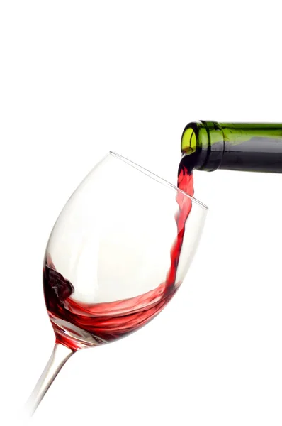 Красное вино налито в бокал — стоковое фото