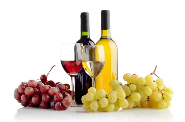 Вино і виноград ізольовані на білому — стокове фото
