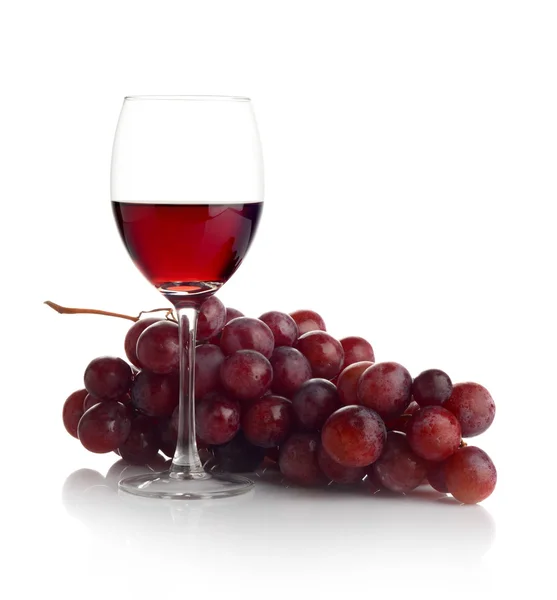 Rode wijn en druiven geïsoleerd op wit — Stockfoto