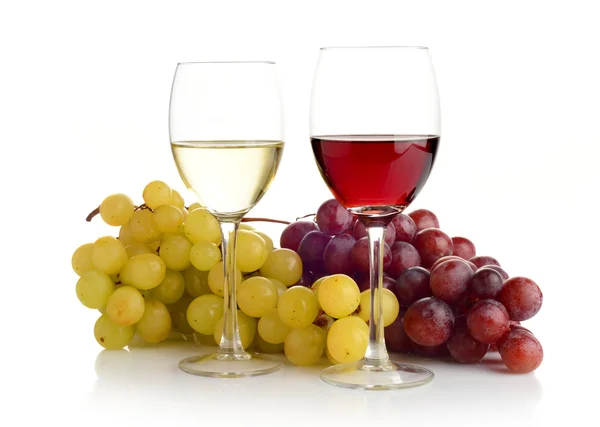 Wein und Trauben isoliert auf weiß — Stockfoto