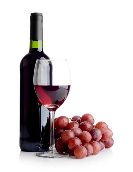 Garrafa de vinho e um monte de uvas vermelhas — Fotografia de Stock