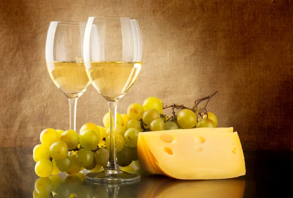 ワイン、白ブドウの房とチーズの部分 — ストック写真