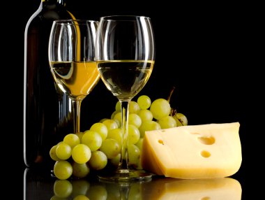 şişe şarap, beyaz üzüm demet ve parça peynir