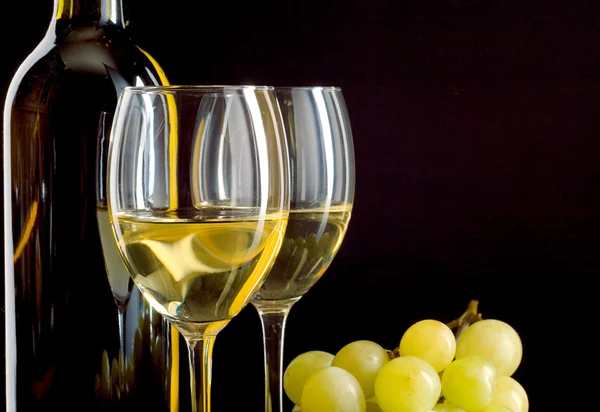 Bouteille de vin et un bouquet de raisins blancs — Photo