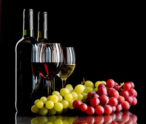 Vinho tinto e branco com uvas — Fotografia de Stock