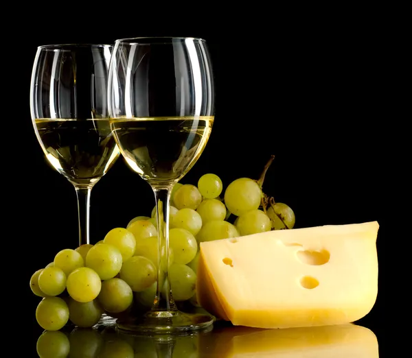 Vinho, um monte de uvas brancas e um pedaço de queijo — Fotografia de Stock
