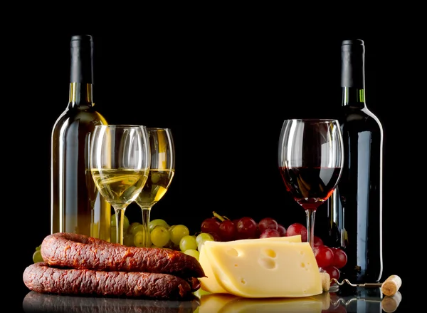 Vinho, uvas, queijo e salsicha sobre fundo preto — Fotografia de Stock
