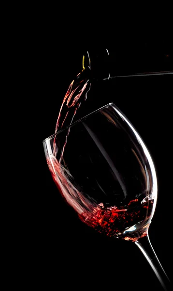 Vino rosso versato in un bicchiere — Foto Stock