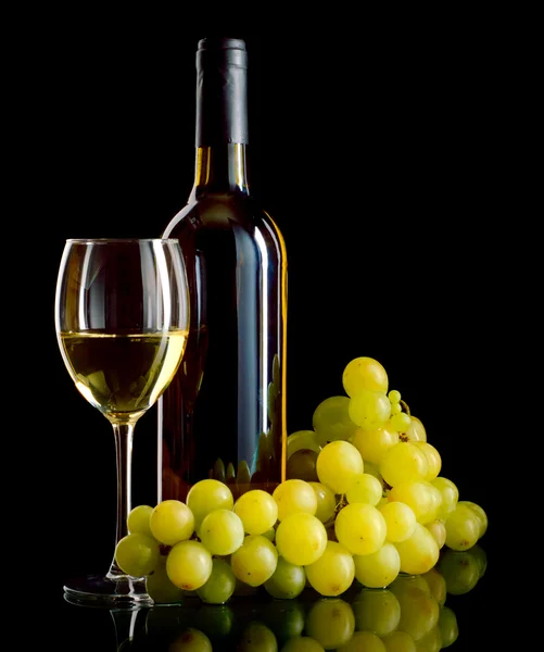 Vino blanco y uvas — Foto de Stock