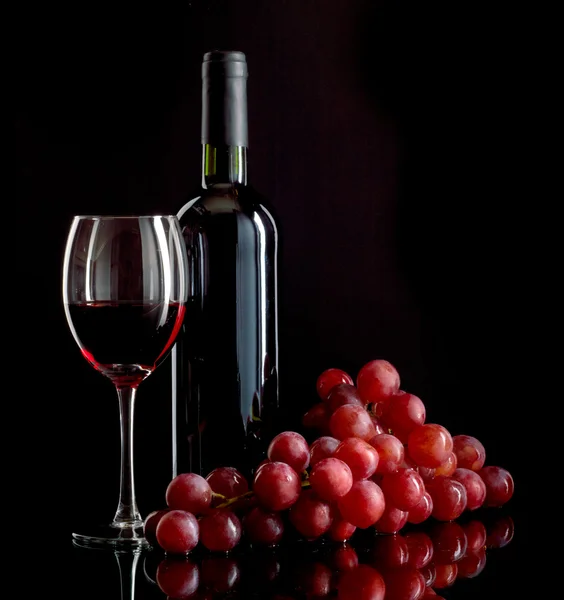 Червоне вино і виноград — стокове фото
