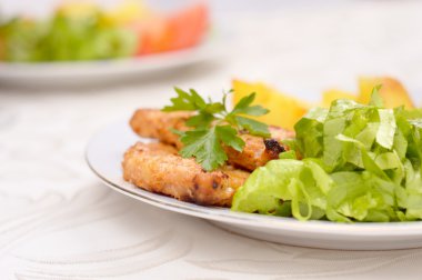 Izgara domuz loin, salata ve patates çanağı