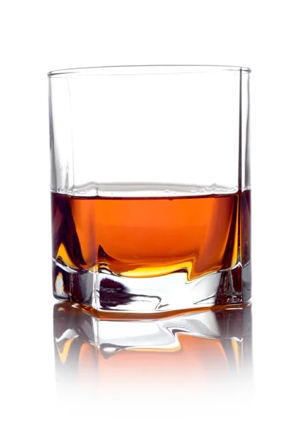 Whisky in een glas geïsoleerd op wit — Stockfoto