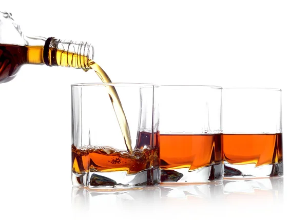 Whiskey in drie glazen gegoten — Stockfoto