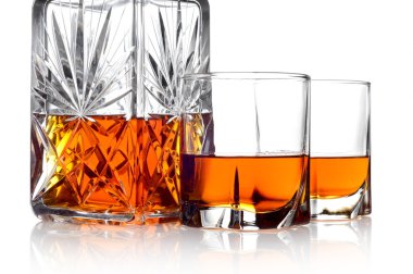 Viski, bir sürahi ve iki bardak beyaz izole