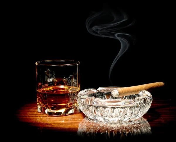 Whisky und eine Zigarre — Stockfoto