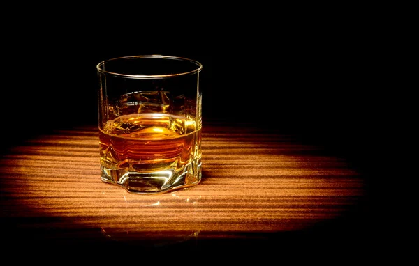 Виски в стакане — стоковое фото