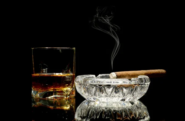 Whisky and a cigar on glossy table — Stock Photo, Image