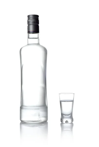 Şişe ve bardak votka ayakta beyaz izole — Stok fotoğraf
