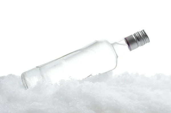 Fles wodka liggend op ijs op witte achtergrond — Stockfoto