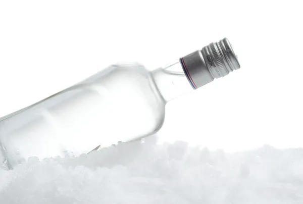 Botella de vodka tumbada sobre hielo sobre fondo blanco —  Fotos de Stock