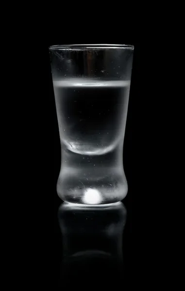 Glas vodka isolerad på svart bakgrund — Stockfoto