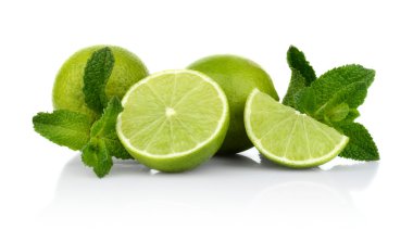Beyaz bir arka plan üzerinde izole nane ile üç dilimli limes
