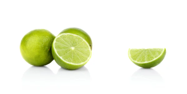 Tre skivad Lime isolerad på en vit bakgrund — Stockfoto