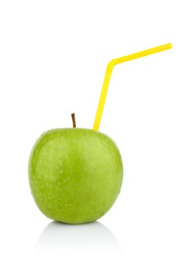 Stüdyo çekim içecek olarak saman ile tamamen yeşil elma