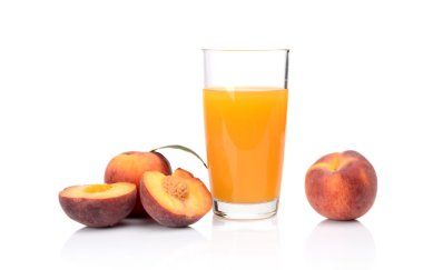 yakın çekim suyu ve yaprağı ile turuncu şeftali dilimlenmiş çekilmiş