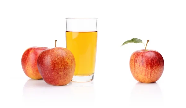 Close-up shot manzana roja entera con jugo — Foto de Stock