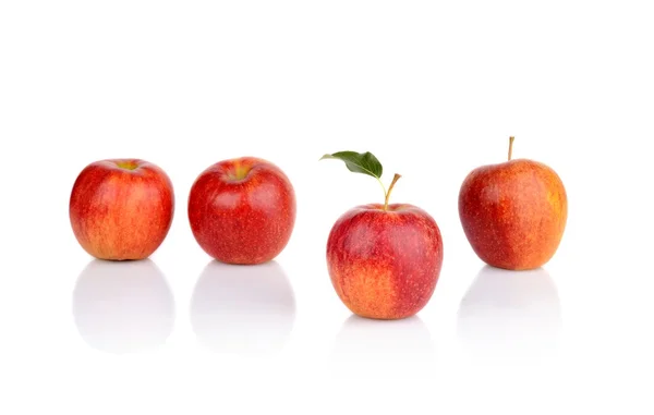 Jabłko, który wyróżnia się z tłumu na białym tle — Zdjęcie stockowe