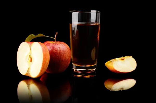 Primer plano tiro en rodajas de manzana roja con jugo — Foto de Stock