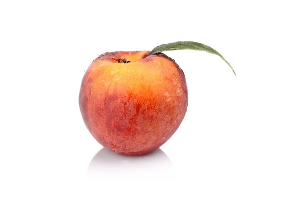Studio shot of whole fresh peach isolated on a white background — Stock Photo, Image