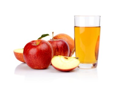 yakın çekim shot Kırmızı elma suyu ile dilimlenmiş