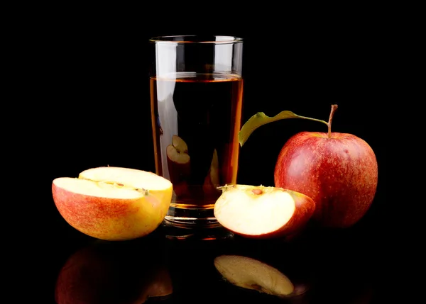 Primer plano tiro en rodajas de manzana roja con jugo — Foto de Stock