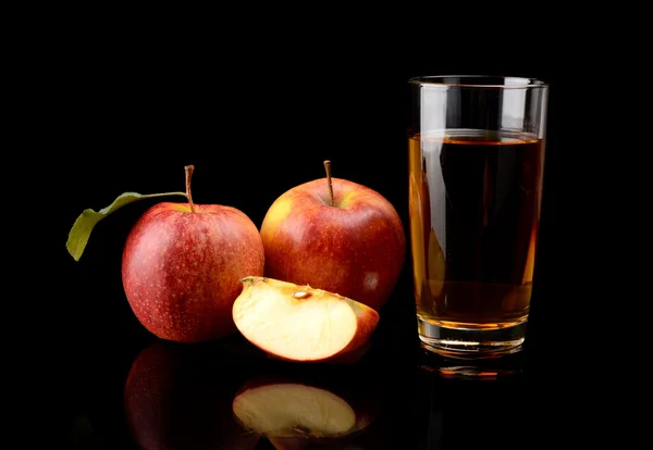 Primer plano tiro en rodajas de manzana roja con jugo — Foto de Stock