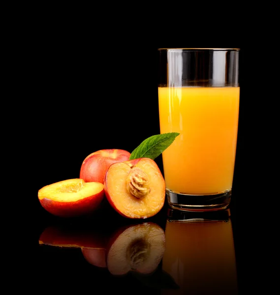 Close-up shot sliced orange nectarines with juice and leaf — Stock Photo, Image