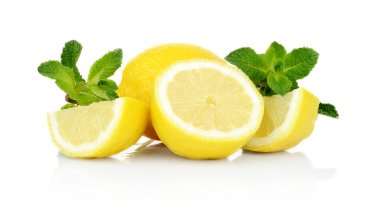 Beyaz bir arka plan üzerinde izole nane ile üç dilimlenmiş limon