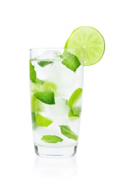 Mojito içeceği olarak nemli cam, soğuk su, buz küpleri, nane ve limon