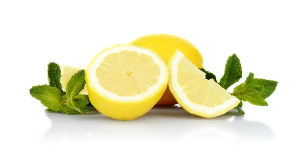 Tre limoni affettati con menta isolata su fondo bianco — Foto Stock