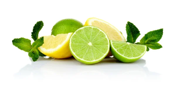 Tres limones en rodajas con limas con menta — Foto de Stock