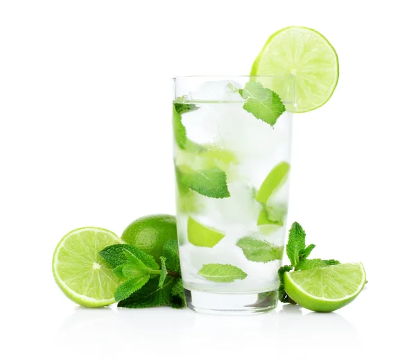 Mojito-Getränk in taufrischem Glas, kaltem Wasser, Eiswürfeln, Minze und Limetten — Stockfoto