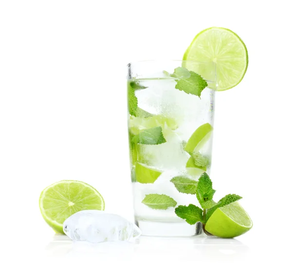 Mojito-Getränk in taufrischem Glas, kaltem Wasser, Eiswürfeln, Minze und Limetten — Stockfoto