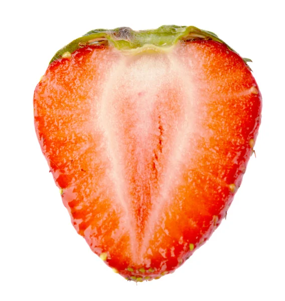 Einzelne Hälfte der Erdbeere isoliert — Stockfoto