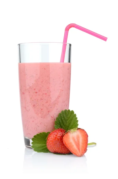 Varias fresas en rodajas con hojas, jugo y paja aislados — Foto de Stock