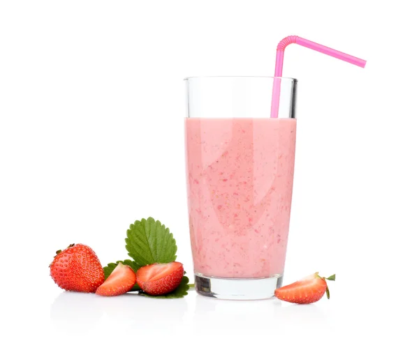 Diverse fragole affettate con foglie, succo e paglia isolate — Foto Stock