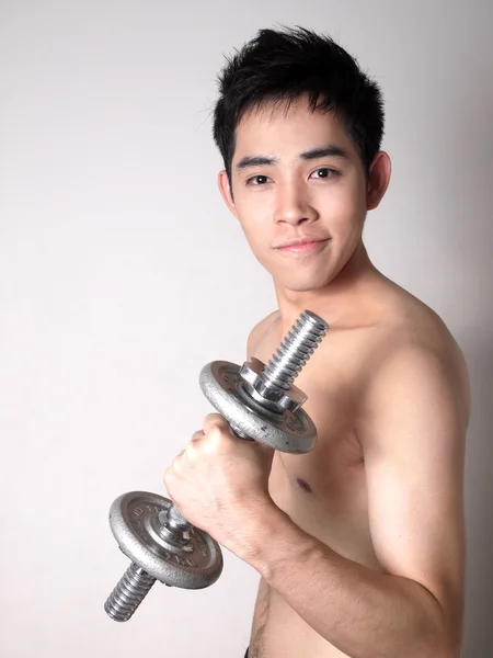 Asiatische dünne junge mit bodybuilding — Stockfoto