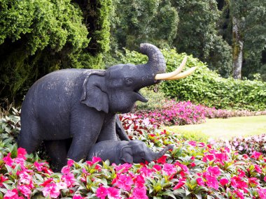 Çiçek bahçesinde fil heykel